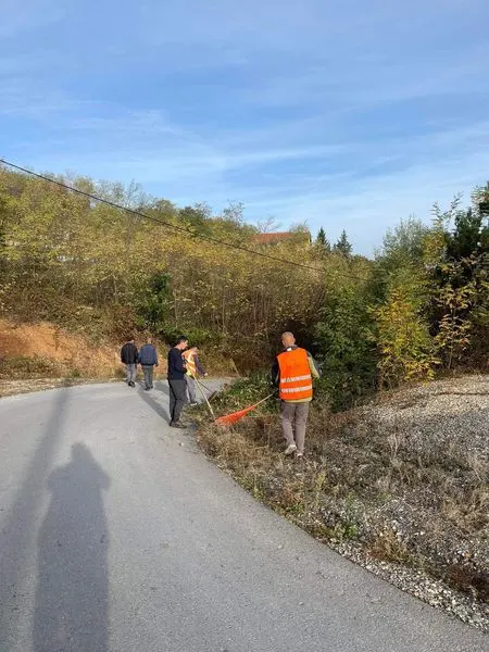 👷🏻‍♂️NPL "Ambienti", ka ndërmarr aksion në pastrimin dhe lirimin e rrugës, e cila dërgon tek Instituti i Shëndetësisë Publike në Ferizaj.