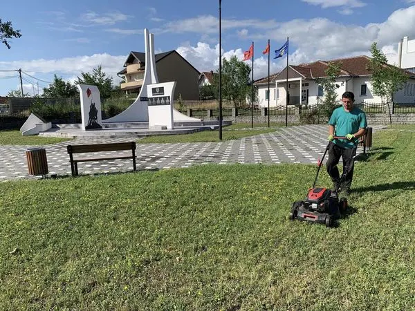 "Qendra e Mjekësisë Familjare", Obelisku "Maja e Lirisë" dhe në oborrin e Kopshtit të Fëmijëve 🛝🎠në fshatin Greme