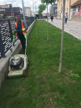 Pastrimi dhe kositja e barit në hapësirat e gjelbërta të Parkut te Stacioni i Trenit.