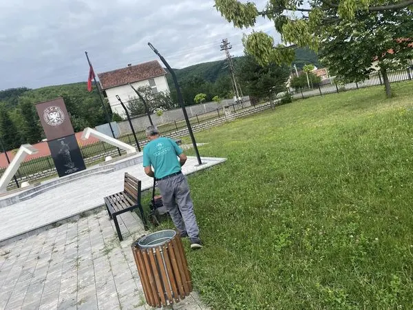 Qendra e Mjekësisë Familjare dhe tek Lapidari "Sejdi Sejdiu" në fshatin Neredime të Ferizajt.