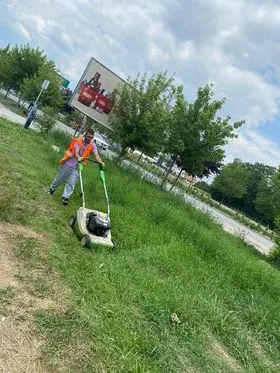 Mirëmbajtja e hapësirave të gjelbërta,kositja e barit dhe pastrimi i mbeturinave tek Salla e Sportit "Bill Klinton". 🍀