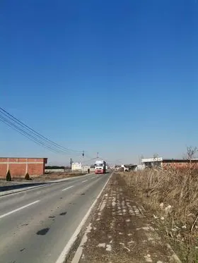 🦺Punonjësit e NPL "Ambienti" janë kujdesur për lirimin e trotuarit nga barishtet dhe mbetjeve tjera në rrugën"Enver Topalli ".