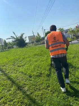 Mirëmbajtja e hapësirës së gjelbërt,kositja e barit te rrethrrotullimi afër (FSK)në rrugën  "Brahim Ademi". 🍀