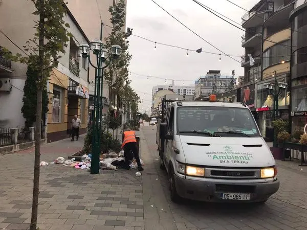 Mirëmbajtje dhe pastrim tek Bulevardi "Dëshmorët e Kombit".