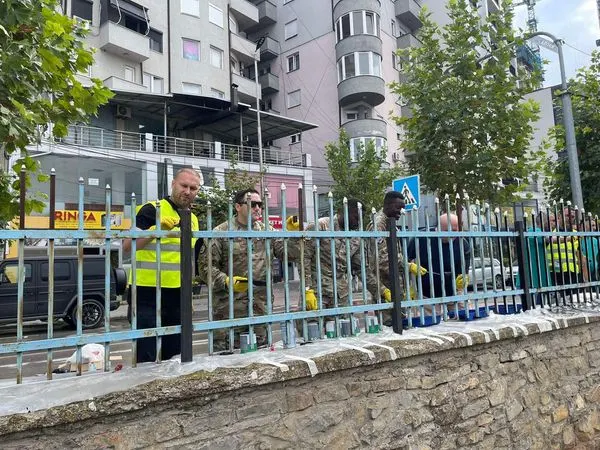 🎨 Ngjyrosim rrethojat e Shkollës "Jeronim De Rada së bashku! 🇺🇸