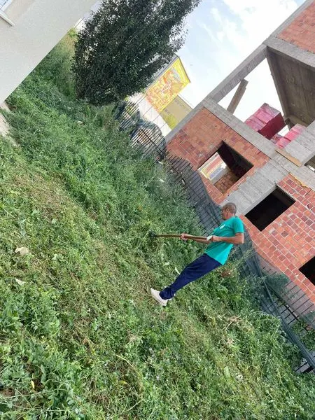 Shtepia e komunitetit per personat me aftesi te kufizuara mendore dhe Shkolla,fusha e sporit ne Lloshkobare.
