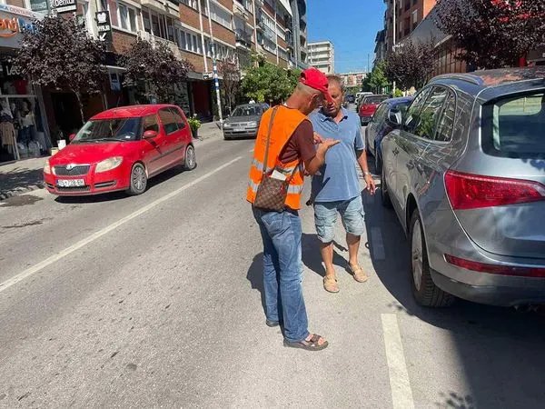 Një ditë e zakonshme e inkasimit nga parkingjet 🚘🚙 në Rr. "Dëshmorët e Kombit".
