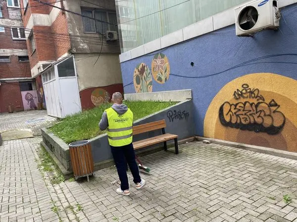 🏙Banesat kolektive në rrugën Dëshmorët e Kombit dhe në parkun tek banesat kolektive në rrugën Vëllezërit Gërvalla.