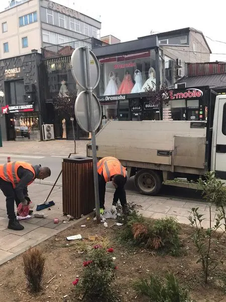 Mirëmbajtje dhe pastrim tek Bulevardi "Dëshmorët e Kombit".