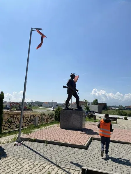 Mirëmbajtja dhe vendosja e flamujve të ri tek Lapidari "Brahim Ademi". 🍀 🇦🇱