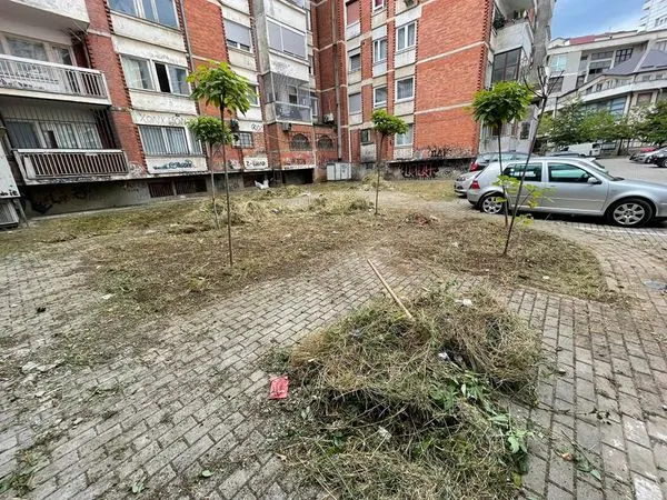 Të dashur qytetarë ju lutemi, që mbeturinat të hudhën në vendin e dedikur për mbeturinat, për arsye të kemi një ambient më të pastër për të gjithë.