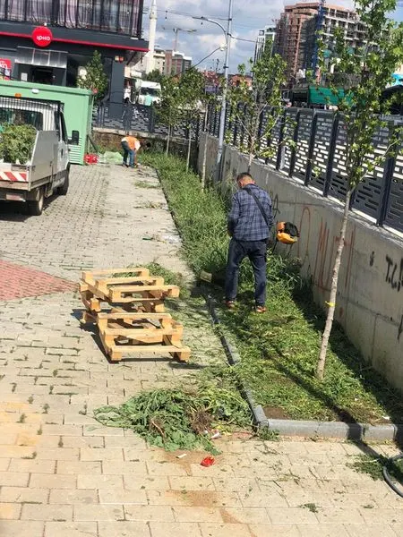 Mirëmbajtja e hapësirës së gjelbërt , kositja dhe pastrimi i barit tek sheshi "Adem Jashari".