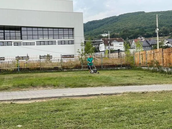 👷🏻‍♂️Punonjësit e hapësirave gjelbruese të NPL "Ambienti", ishin të angazhuar në mirëmbajtjen e hapësirave gjelbruese, kositjen barit dhe pastrimin e kubëzave tek Qendra e Mjekësisë Familjare në Greme.🦺🧹♻️