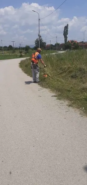 Pastrimi i hapësirës së gjelbërt,kositja e barit tek fusha e sportit në fshatin Lloshkobare. 🍀
