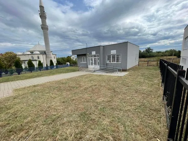 Punonjësit e hapësirave gjelbruese të NPL "Ambienti", sot ishin të angazhuar edhe në mirëmbajtjen e hapësirave gjelbruese, kositjen barit dhe pastrimin e kubëzave tek Qendra e Mjekësisë Familjare dhe Biblioteka "Sadik Tafarshiku", në Dardani.