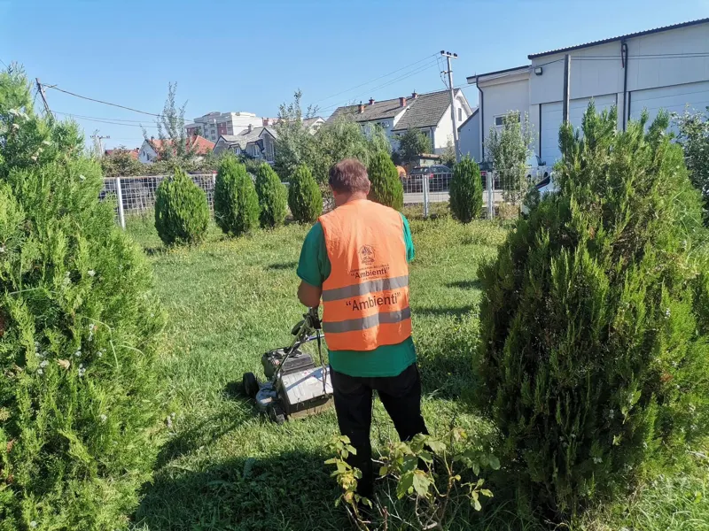 Kositja dhe pastrimi i barit,mirëmbajtja e hapësirës së gjelbërt në oborrin tek "Qendra e Mjekësisë Familjare 4" në rrugën "Enver Topalli".