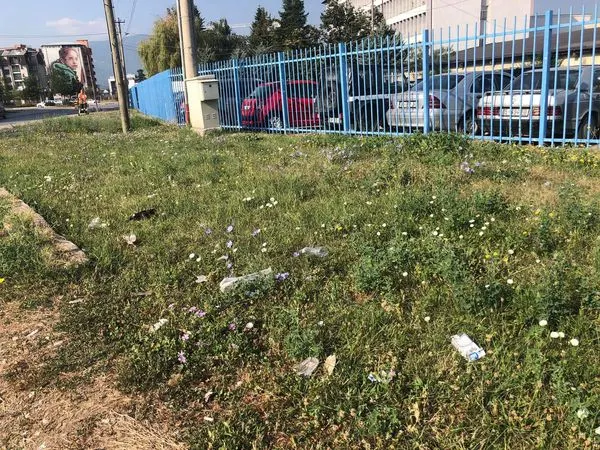 Punonjësit 👷‍♂️ e operativës të NPL "Ambienti" Ferizaj, ishin në mirëmbajtjen e hapësirës gjelbruese para Stacionit Policor në Ferizaj.
