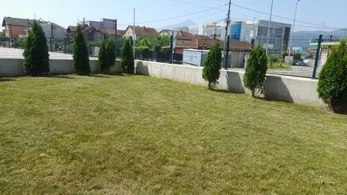Mirëmbajtja e hapësirave të gjelbërta , kositja dhe pastrimi i barit te rrethrrotullimi afër (Plus marketit) dhe pjesët tjera të gjelbërta në rrugën  "Bajram dhe Gursel Sylejmani". 🍀