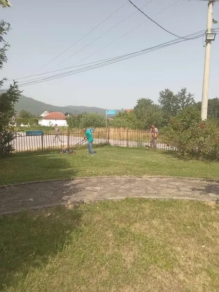 🧤Sot gjatë punës në teren kanë bërë pastrimin dhe kositjen e barit🌱 tek Lapidarët dhe pllaka përkutimore e Dëshmorëve, Parku, Rrethrrotullimi, si dhe 🏥Qendra e Mjekësisë Familjare në fshatin Pleshinë.