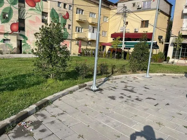Mirëmbajtja e hapësirës së gjelbërt 🍀♻️🌱 kositja e barit, mbledhja e mbeturinave tek sheshi "Ramadan Rexhepi", gjithashtu është bërë edhe pastrimi i ujvarës⛲️ nga mbetjet e ndryshme.