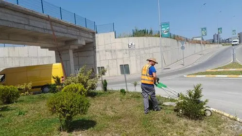 Kositja dhe pastrimi i hapësirave të gjelbërta  në rrethrrotullim dhe pjesët tjera të gjelbërta tek nënkalimi  në rrugën  "Bajram dhe Gursel Sylejmani". 🍀