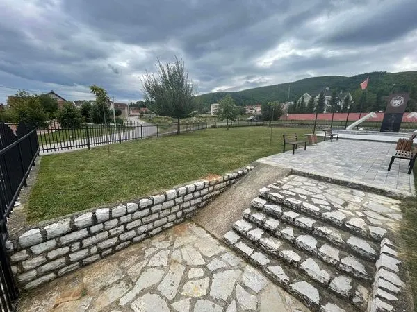 Aktiviteti i radhës në Nerodime, në mirëmbajtjen e hapësirës gjelbruese♻️, pastrimin e kubëzave🧹 dhe patrimin e Lapidarit "Sejdi Sejdiu - Labinoti".