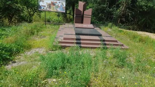 Kositja dhe pastrimi i barit ,mirëmbajtja e hapësirave të gjelbërta tek Lapidari "Mic Sokoli"në fshatin Slivov. 🍀