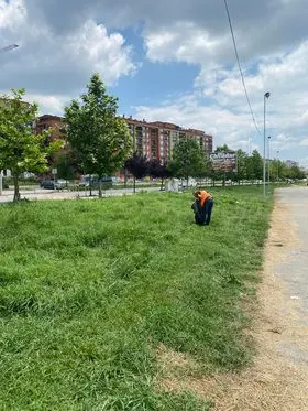 Mirëmbajtja e hapësirave të gjelbërta,kositja e barit dhe pastrimi i mbeturinave tek Salla e Sportit "Bill Klinton". 🍀