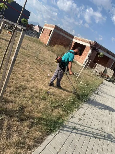 🌿💪 Puna jonë vazhdon çdo ditë me përkushtim për një ambient më të pastër dhe më të bukur!