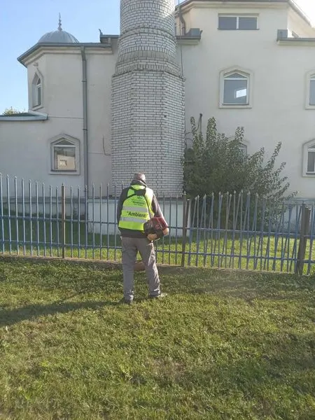 🌿✂️ Përkujdesja për natyrën vazhdon! Në Dardani kemi kositur barin dhe pastruar parkun 🌳✨, zyrën e gjendjes civile 🏢 dhe ambulantën e fshatit 🚑.