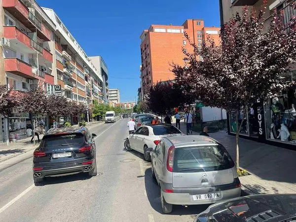 Një ditë e zakonshme e inkasimit nga parkingjet 🚘🚙 në Rr. "Dëshmorët e Kombit".