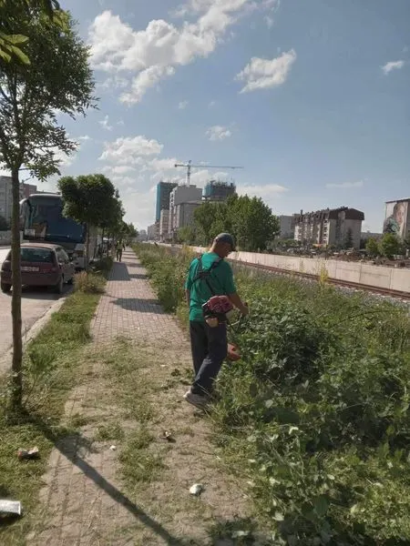 Mirëmbajtja e hapësirës së gjelbërt tek Stacioni Policor në Ferizaj, deri tek objekti i ri i QKMF-së.