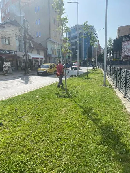 Kositja e barit ,mirëmbajtja e parkut dhe hapësirave gjelbëruese në rr. "Uran Tinova". 🍀