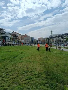 Kositja e barit, pastrimi i hapësirave gjelbëruese te parku dhe rrethrrotullimi në rr. "Ramadan Rexhepi". 🌳