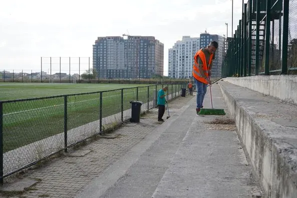 Pamje nga aksioni i mirëmbajtjes të hapësirës brenda në Stadiumit.