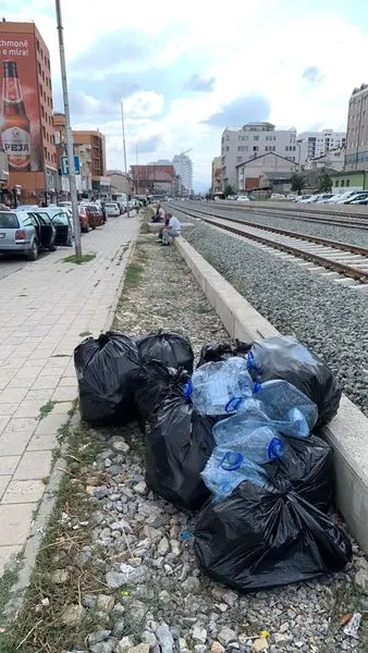 NPL “Ambienti” me përkushtim të shtuar po punon në rregullimin e hapësirave të gjelbërta 🍀në qytet, fshat, por edhe pastrimin e tyre.