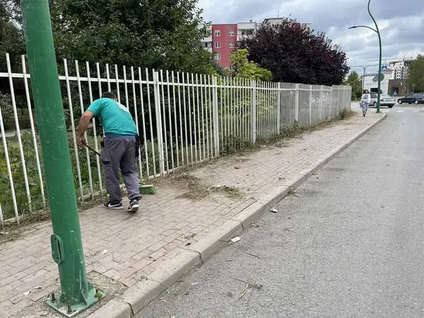 Kositja e barishteve të ndryshme, largimi i mbeturinave dhe pastrimi i trotuarit të ecjes për këmbësor 🚶👨‍🦯përskaj Stacionit Policor të Ferizajt dhe krasitja e drunjëve përpara Shkollës Gjimnazi "Dr.Shaban Hashani".