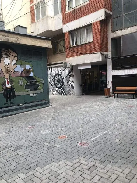 Mirëmbajtja e oborrit tek banesat kolektive publike.