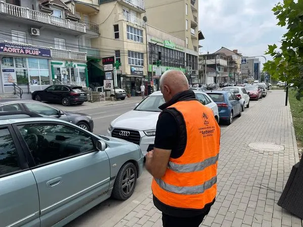 Punëtorët e inkasimit gjatë një dite pune në parkingun anësorë të rrugës "Ramadan Rexhepi".