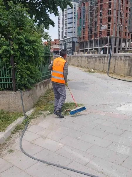 Pastrimi i rrugës "Tahir Sinani".   🍀