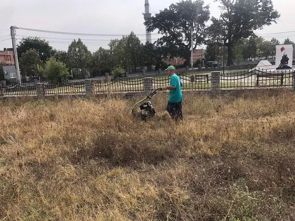 Qendra e Mjekësisë Familjare dhe Obelisku "Maja e Lirisë" në fshatin Greme.