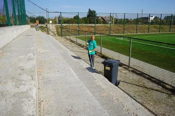 Pamje nga aksioni i mirëmbajtjes të hapësirës brenda në Stadiumit.