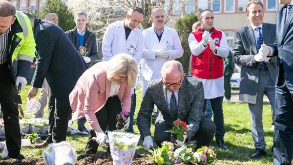 Pamje nga aktiviteti për Ditën e Pranverës me Kryetarin e Komunës së Ferizajt, AGIM ALIU.