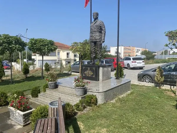 Pastrimi nga mbeturinat, mirëmbajtja e hapësirës së gjelbërt tek Lapidari "Nazmi Ukësmajli".