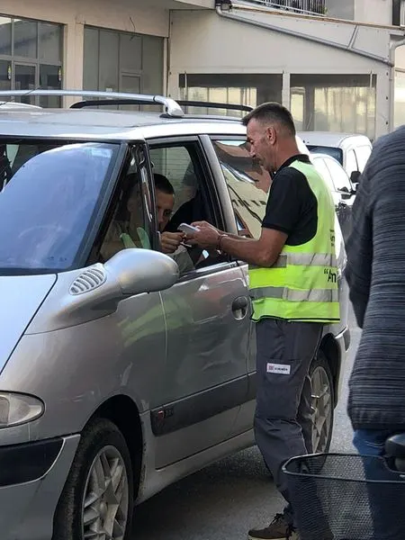 Menagjimi i inkasimit nga punëtorët e ndërmarrjes publike "Ambienti"në tregun e Makinave.