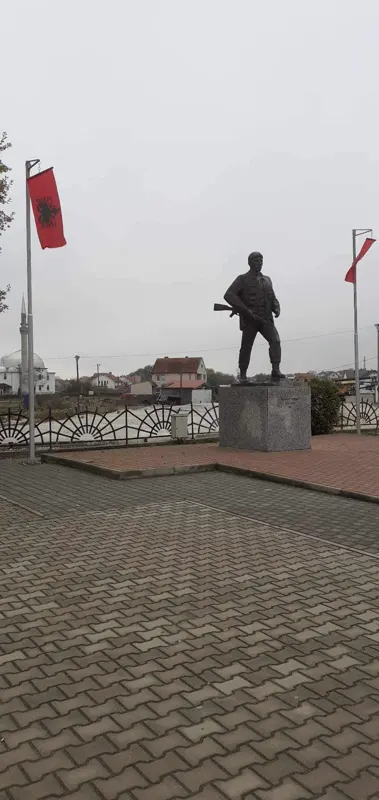 Lavdi jetës dhe veprës së Dëshmorëve të Kombit.