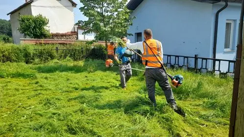 Kositja e barit dhe pastrimi i hapësirës së gjelbërt tek "Ambulanta e Mjekësis Familjare" në fshatin Gaçk. 🍀