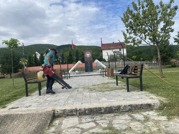 Qendra e Mjekësisë Familjare dhe tek Lapidari "Sejdi Sejdiu" në fshatin Neredime të Ferizajt.