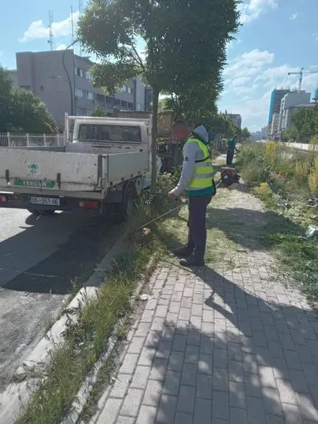 Mirëmbajtja e hapësirës së gjelbërt tek Stacioni Policor në Ferizaj, deri tek objekti i ri i QKMF-së.