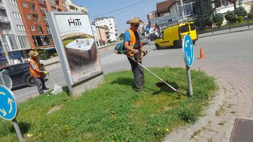 Mirëmbajtja,kositja e barit dhe pastrimi  tek rrethrrotullimi në rrugë "Rexhep Bislimi" (afër hekurudhës). 🍀